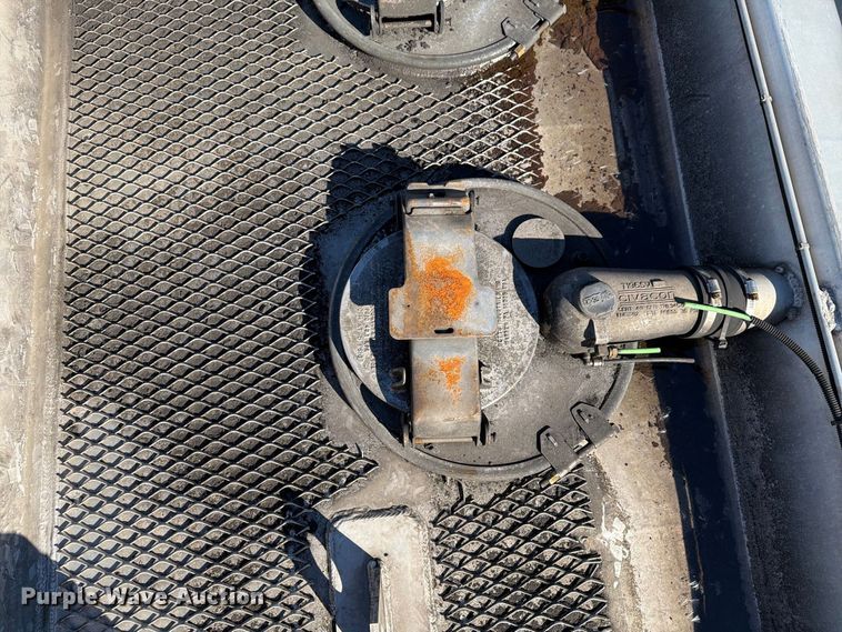 image for item FG3026 2013 Peterbilt 367 fuel truck