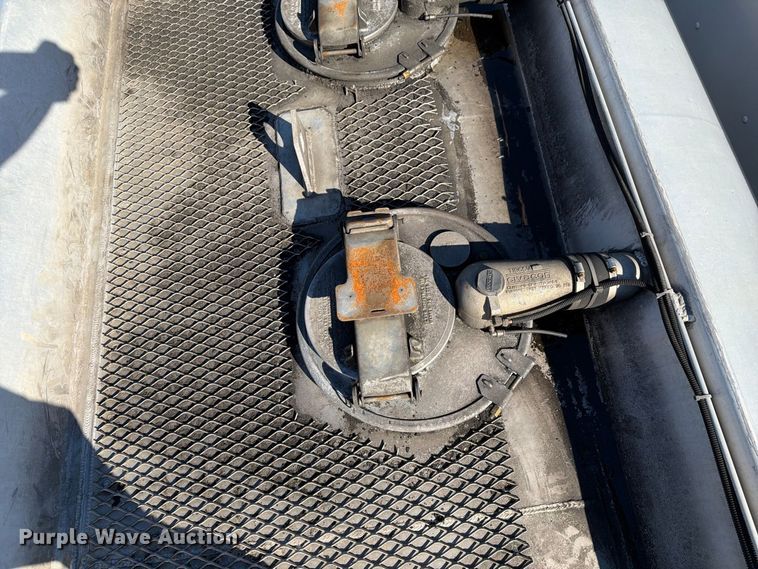 image for item FG3026 2013 Peterbilt 367 fuel truck