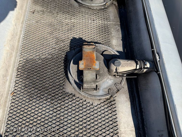 image for item FG3026 2013 Peterbilt 367 fuel truck