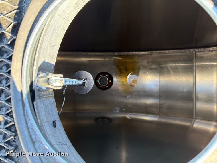 image for item FG3026 2013 Peterbilt 367 fuel truck