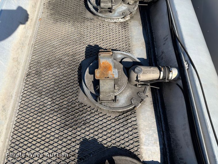 image for item FG3026 2013 Peterbilt 367 fuel truck