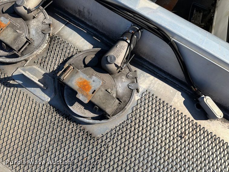 image for item FG3026 2013 Peterbilt 367 fuel truck