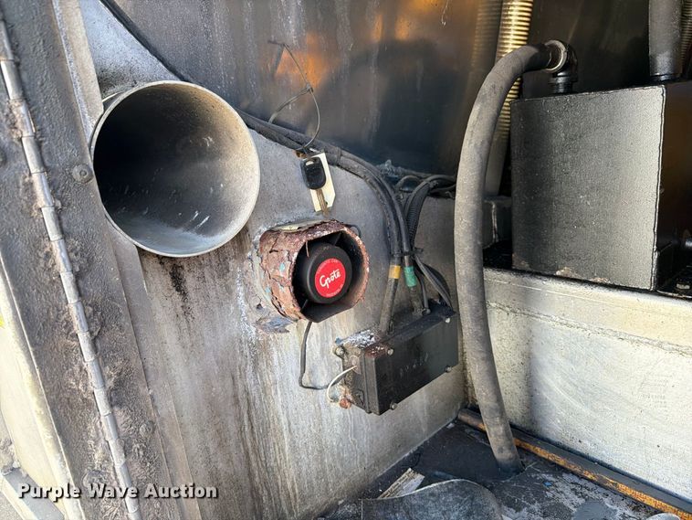image for item FG3026 2013 Peterbilt 367 fuel truck