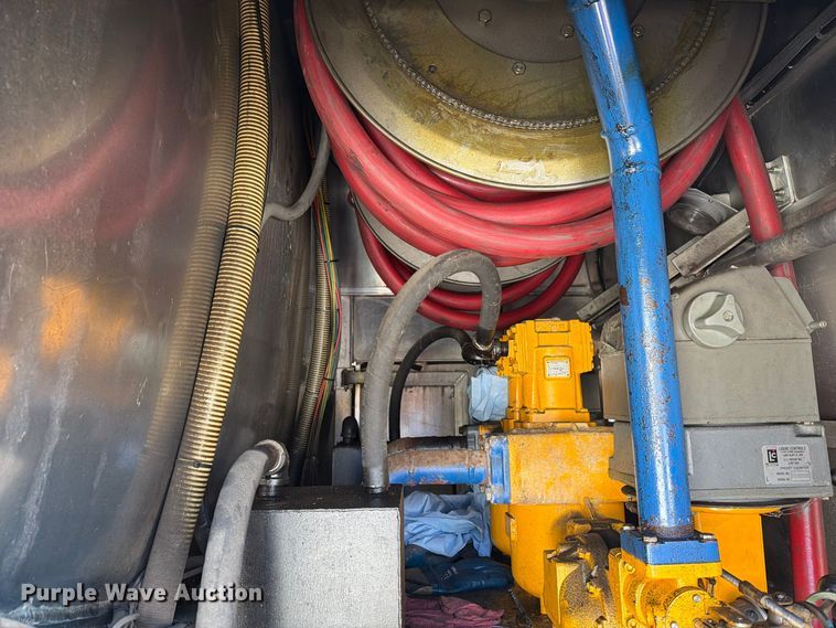 image for item FG3026 2013 Peterbilt 367 fuel truck