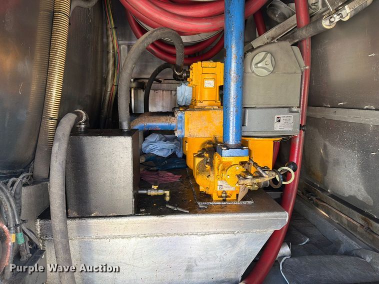 image for item FG3026 2013 Peterbilt 367 fuel truck