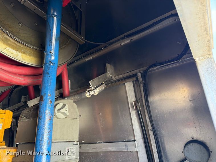 image for item FG3026 2013 Peterbilt 367 fuel truck