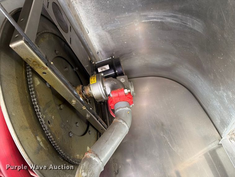 image for item FG3026 2013 Peterbilt 367 fuel truck