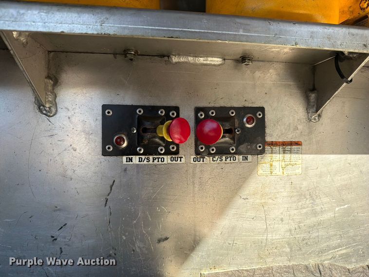 image for item FG3026 2013 Peterbilt 367 fuel truck