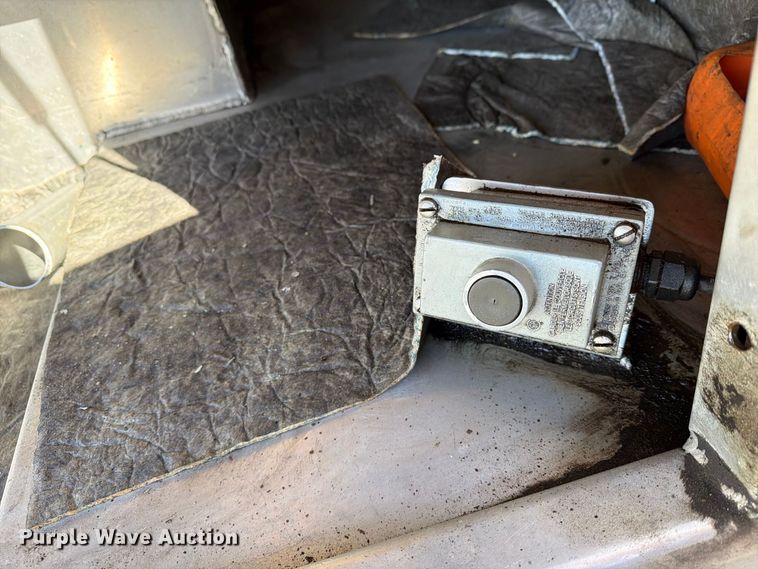 image for item FG3026 2013 Peterbilt 367 fuel truck