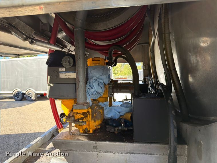 image for item FG3026 2013 Peterbilt 367 fuel truck