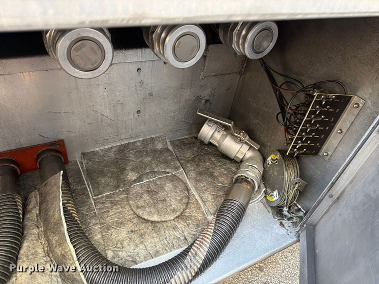 image for item FG3026 2013 Peterbilt 367 fuel truck