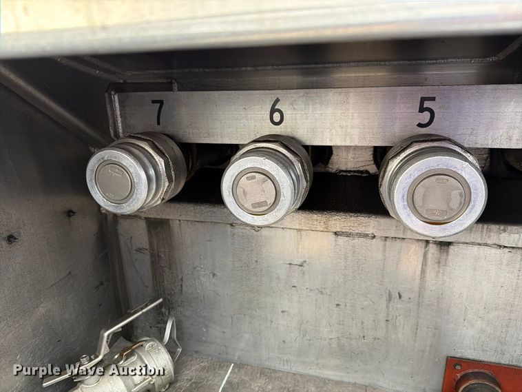 image for item FG3026 2013 Peterbilt 367 fuel truck