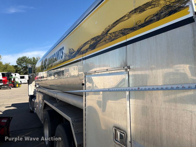 image for item FG3026 2013 Peterbilt 367 fuel truck