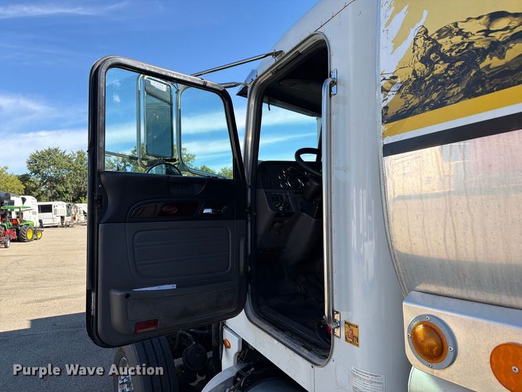 image for item FG3026 2013 Peterbilt 367 fuel truck