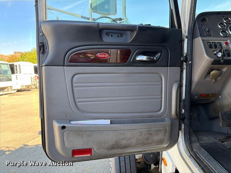 image for item FG3026 2013 Peterbilt 367 fuel truck