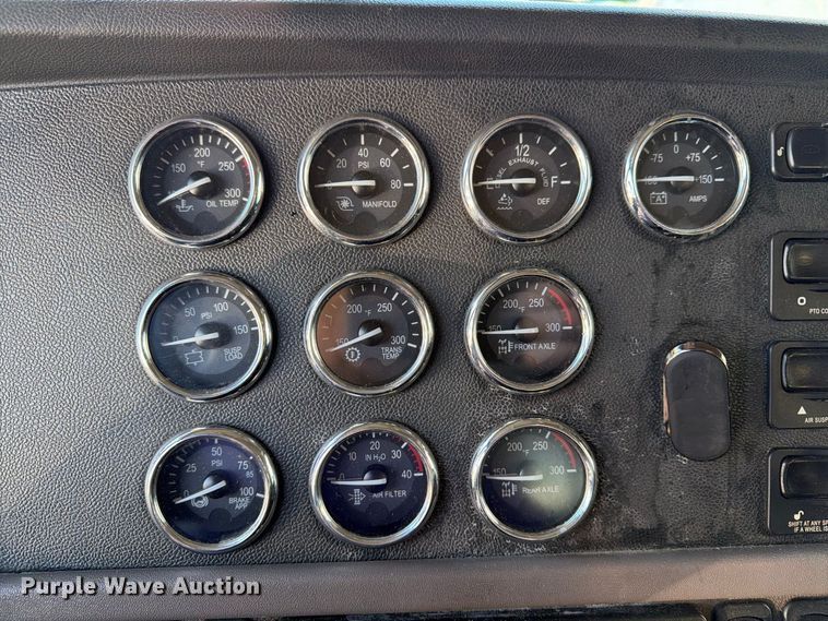 image for item FG3026 2013 Peterbilt 367 fuel truck