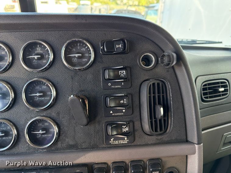 image for item FG3026 2013 Peterbilt 367 fuel truck