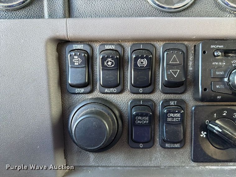 image for item FG3026 2013 Peterbilt 367 fuel truck