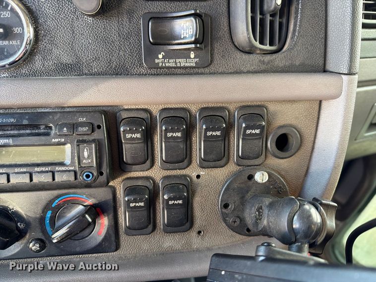 image for item FG3026 2013 Peterbilt 367 fuel truck