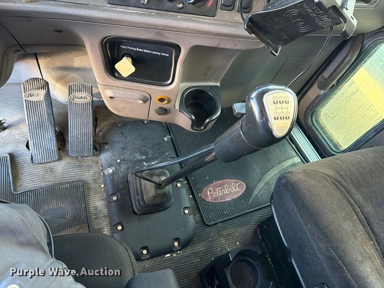image for item FG3026 2013 Peterbilt 367 fuel truck
