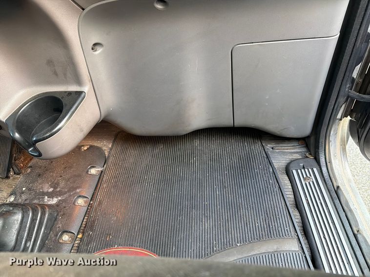 image for item FG3026 2013 Peterbilt 367 fuel truck