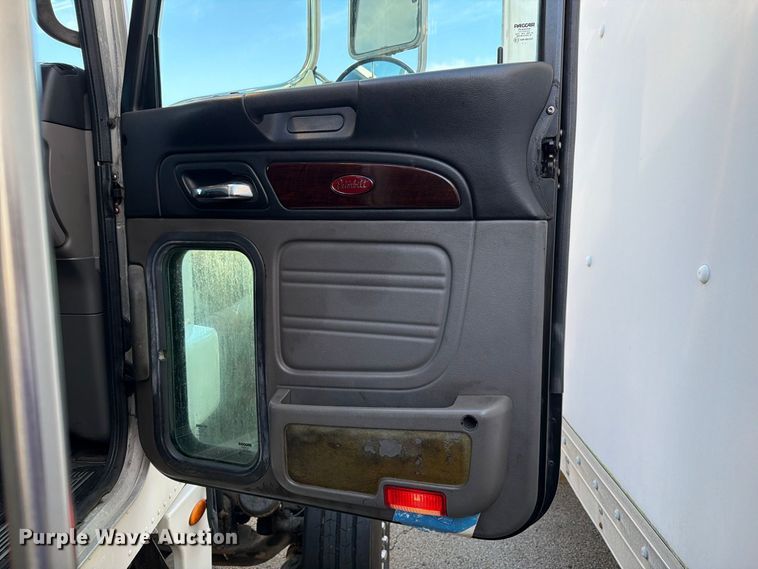 image for item FG3026 2013 Peterbilt 367 fuel truck