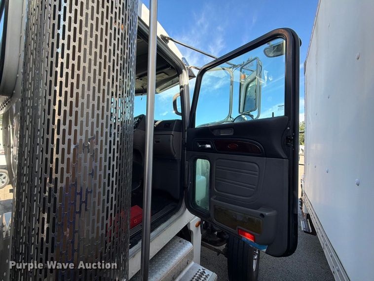 image for item FG3026 2013 Peterbilt 367 fuel truck