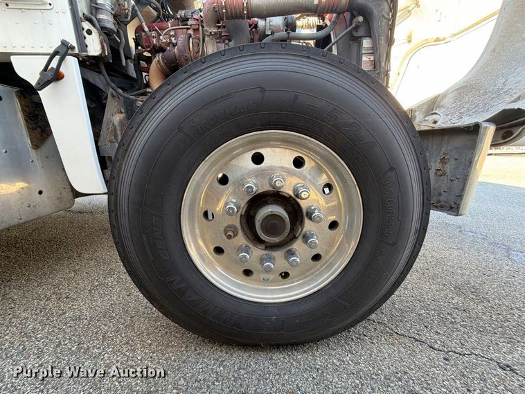image for item FG3026 2013 Peterbilt 367 fuel truck
