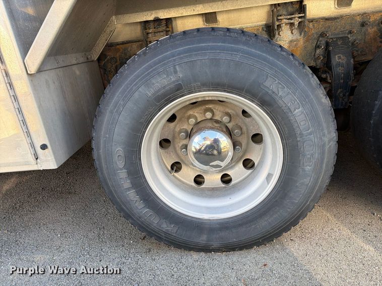 image for item FG3026 2013 Peterbilt 367 fuel truck