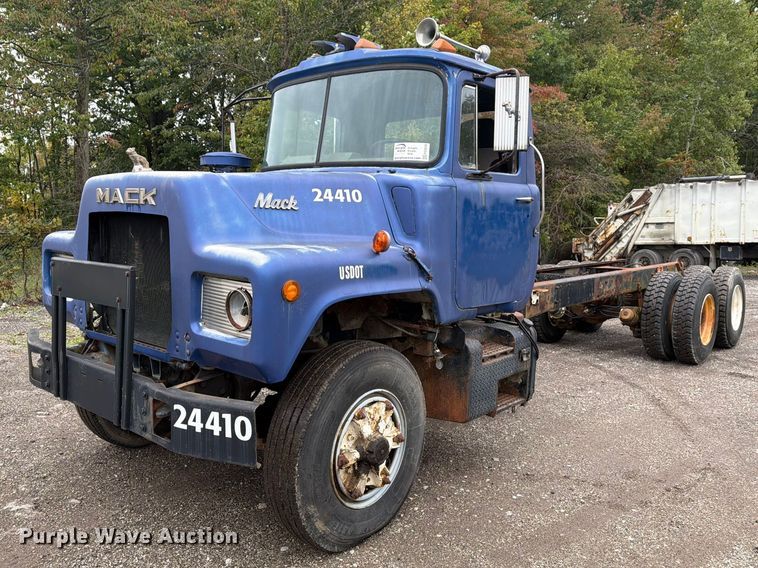 image for item FG3034 1987 Mack DM685S truck cab and chassis