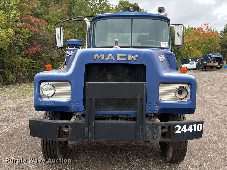 image for item FG3034 1987 Mack DM685S truck cab and chassis