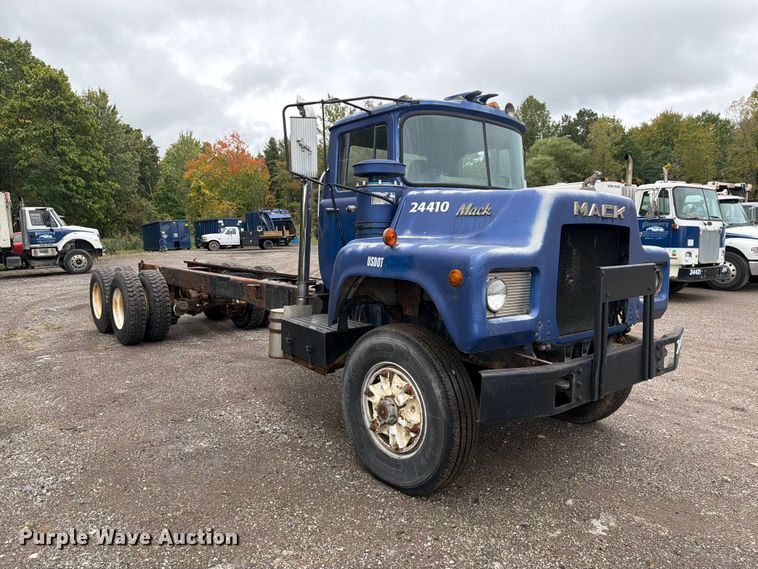 image for item FG3034 1987 Mack DM685S truck cab and chassis