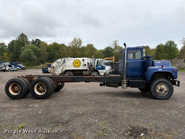 image for item FG3034 1987 Mack DM685S truck cab and chassis