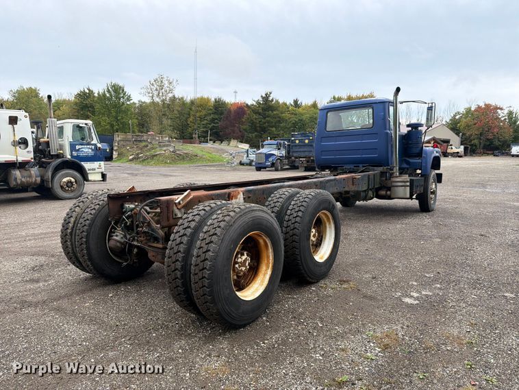 image for item FG3034 1987 Mack DM685S truck cab and chassis