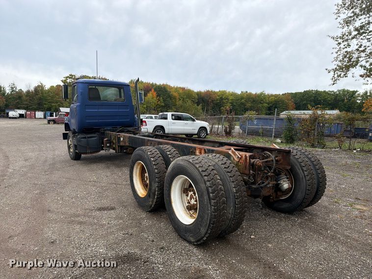 image for item FG3034 1987 Mack DM685S truck cab and chassis