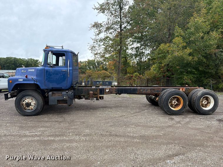 image for item FG3034 1987 Mack DM685S truck cab and chassis