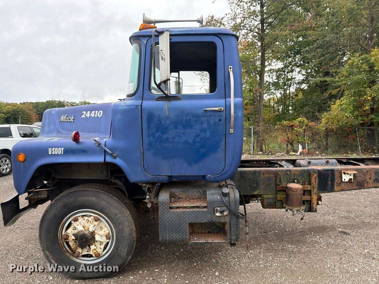 image for item FG3034 1987 Mack DM685S truck cab and chassis