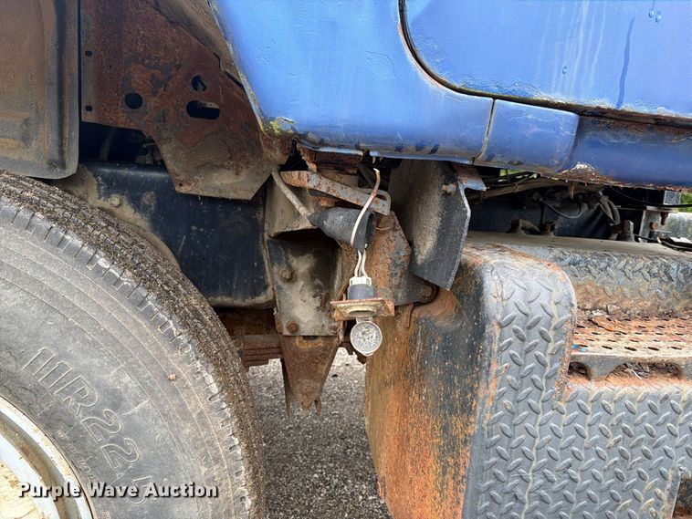 image for item FG3034 1987 Mack DM685S truck cab and chassis