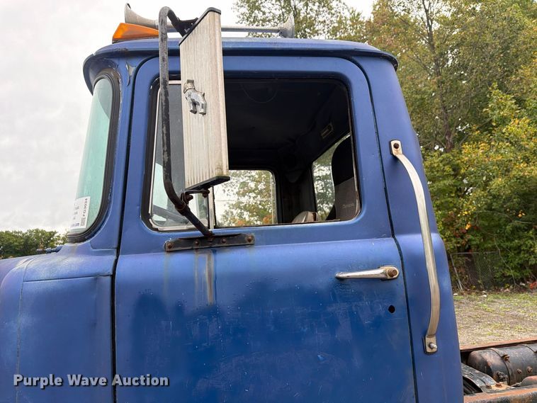image for item FG3034 1987 Mack DM685S truck cab and chassis