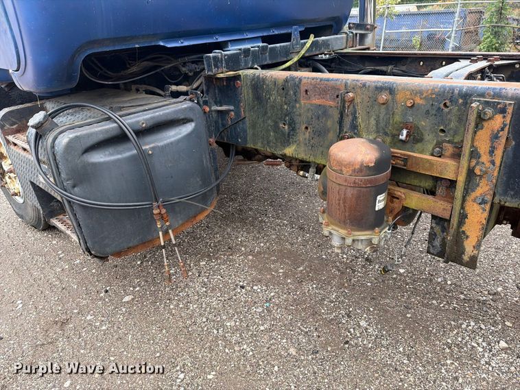 image for item FG3034 1987 Mack DM685S truck cab and chassis