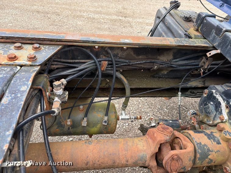 image for item FG3034 1987 Mack DM685S truck cab and chassis