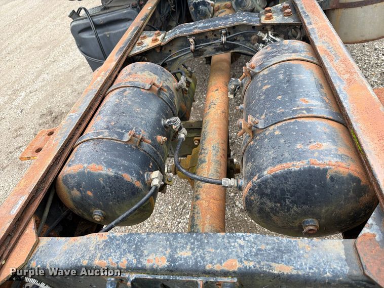 image for item FG3034 1987 Mack DM685S truck cab and chassis
