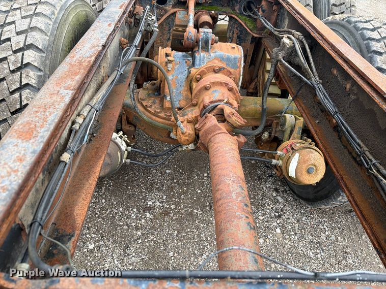 image for item FG3034 1987 Mack DM685S truck cab and chassis