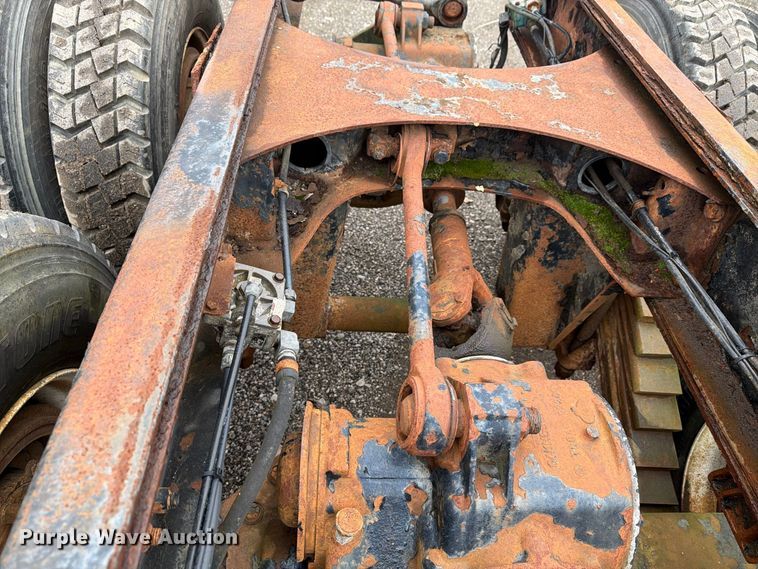 image for item FG3034 1987 Mack DM685S truck cab and chassis