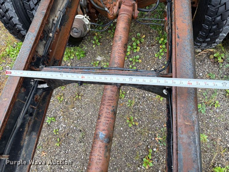 image for item FG3034 1987 Mack DM685S truck cab and chassis