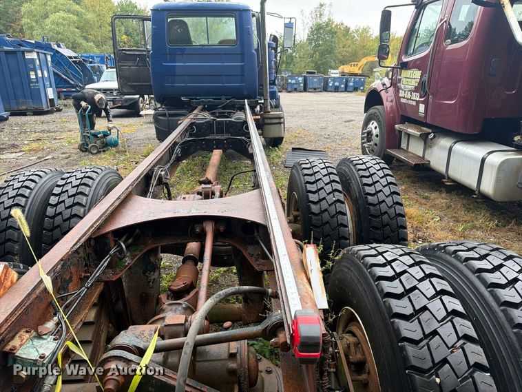 image for item FG3034 1987 Mack DM685S truck cab and chassis