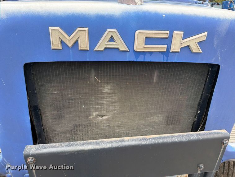 image for item FG3034 1987 Mack DM685S truck cab and chassis