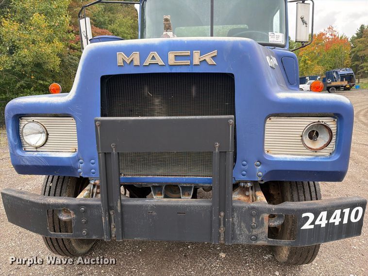 image for item FG3034 1987 Mack DM685S truck cab and chassis