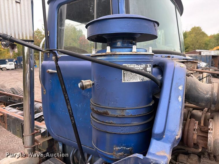 image for item FG3034 1987 Mack DM685S truck cab and chassis