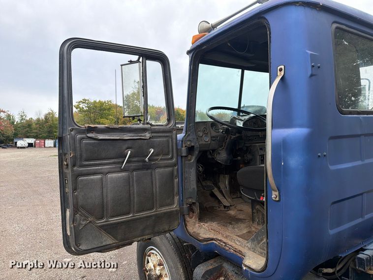 image for item FG3034 1987 Mack DM685S truck cab and chassis